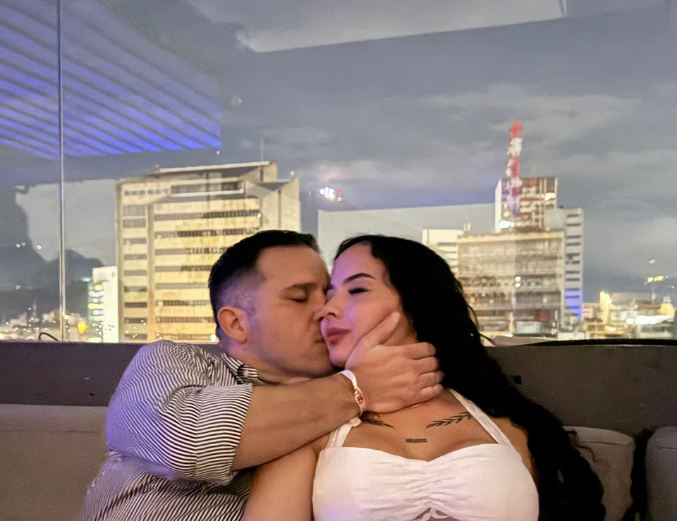 Maira y Alejandro juntos en una terraza de noche