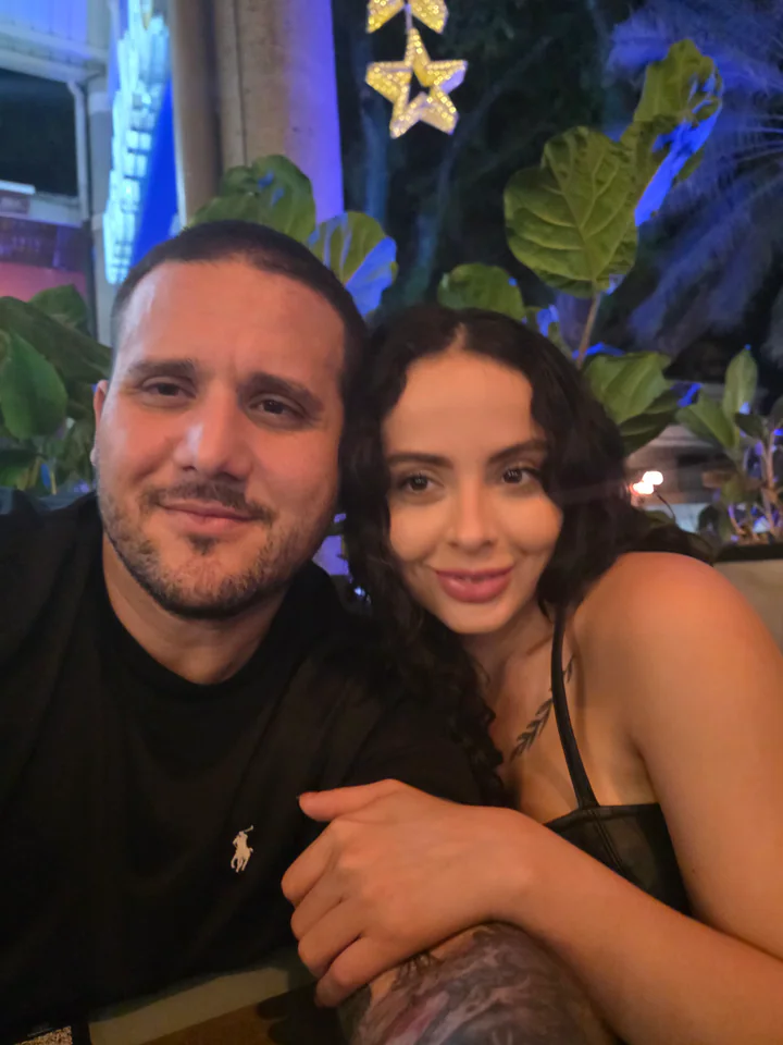 Maira y Alejandro sonriendo juntos