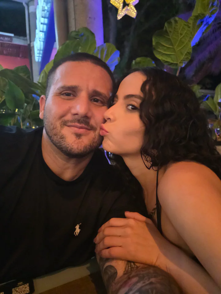Maira besando a Alejandro en la mejilla